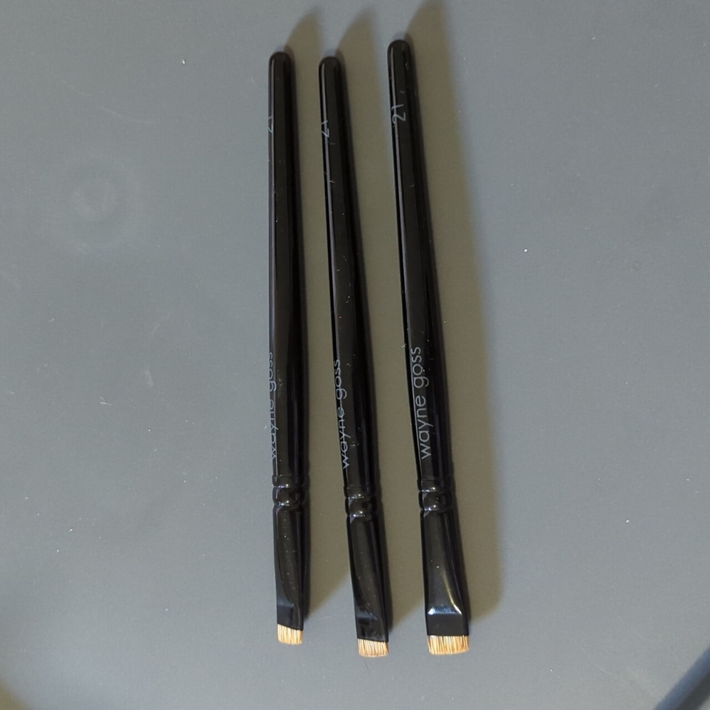 Wayne Goss number 21 makeup brush lot